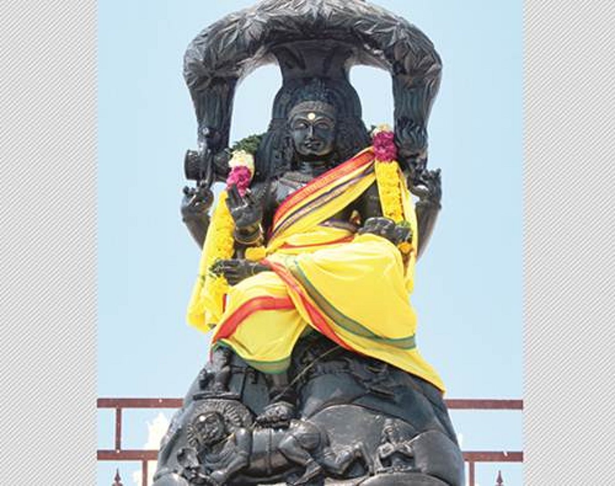 திறந்த வெளியில் தென்முகக் கடவுள்